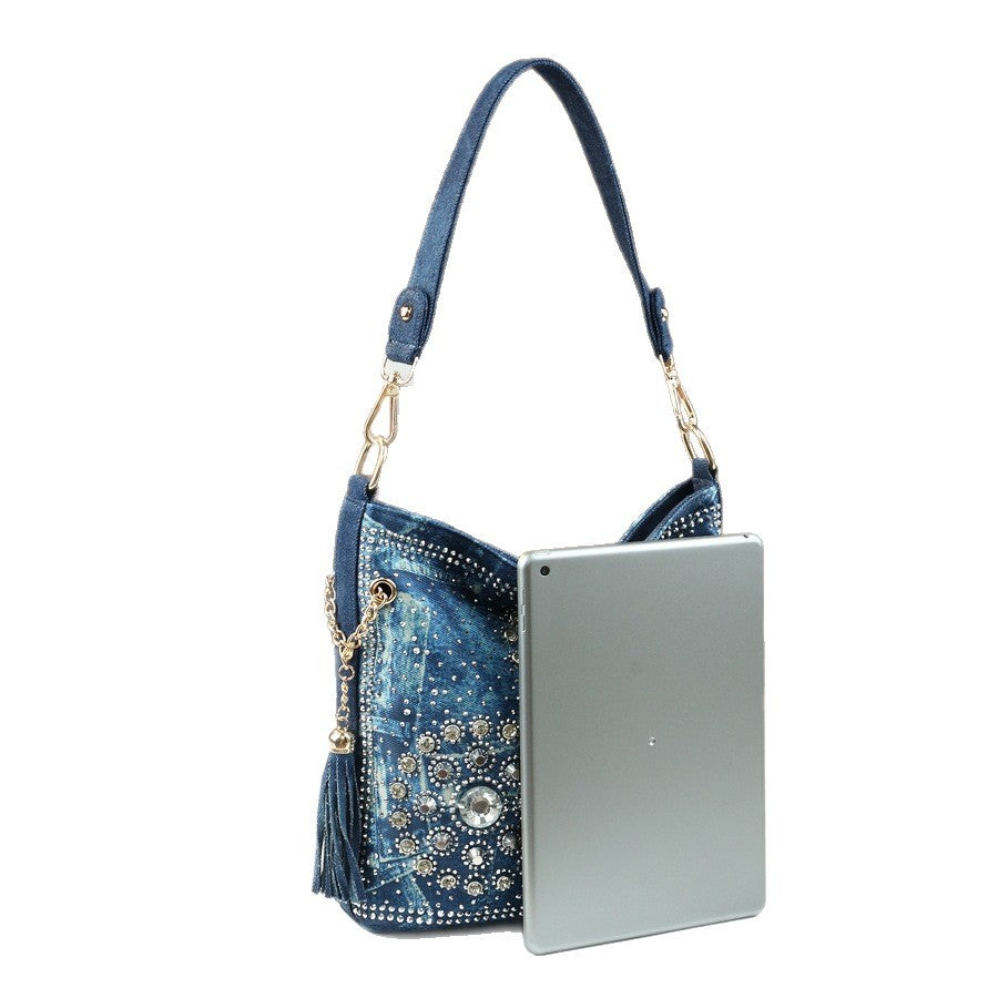 Amazon 五点描述 (Five Bullet Points) Dazzling Rhinestone Embellishments – Featuring sparkling rhinestone accents that add a touch of glamour and sophistication to the rugged denim fabric. The crystals catch the light beautifully, creating an eye-catchin