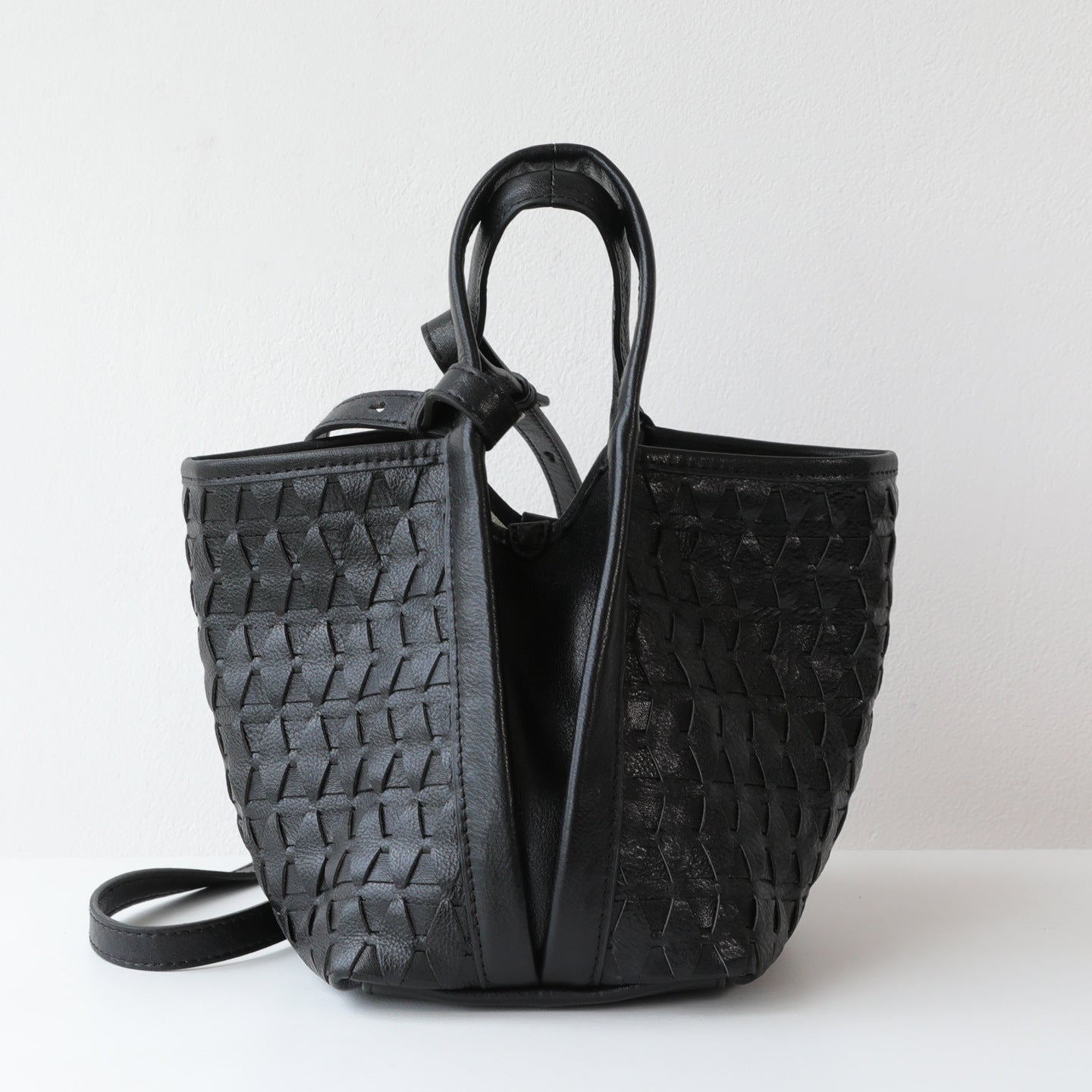 Vegetable-Tanned Cowhide Quilted Woven Bucket Bag for Women Korean Commuter Shoulder Crossbody Handbag, Premium Genuine Leather Purse with Artisan Texture