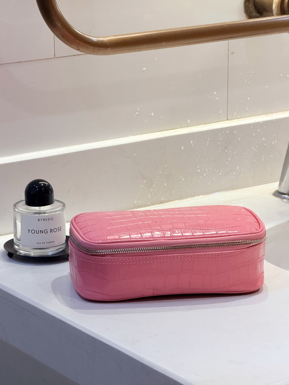 New Arrival Waterproof Croc-Effect Genuine Leather Makeup Bag for Women, A Large Capacity Portable Toiletry Organizer Pouch Perfect for Travel & Daily Use
