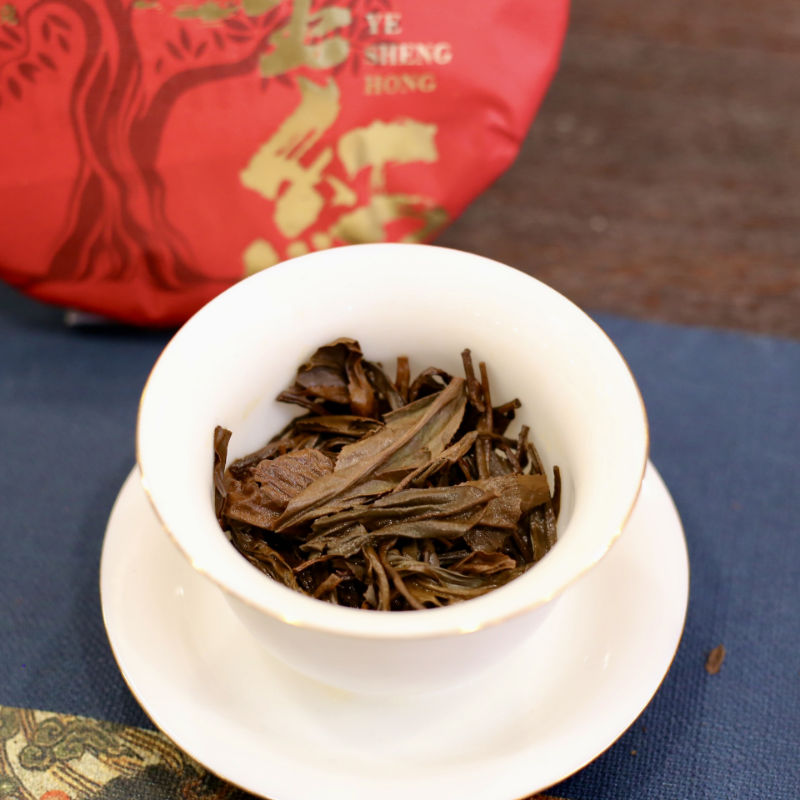 357g Yunnan Dian Hong Fengqing black tea wild ancient tree black tea cake tea