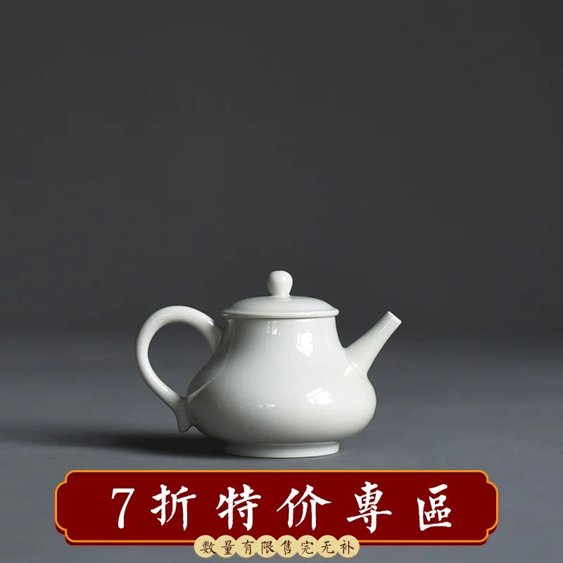 Foam at the beginning of the ceramic teapot antique green glaze is the teapot tea pot pear-shaped teapot green glaze