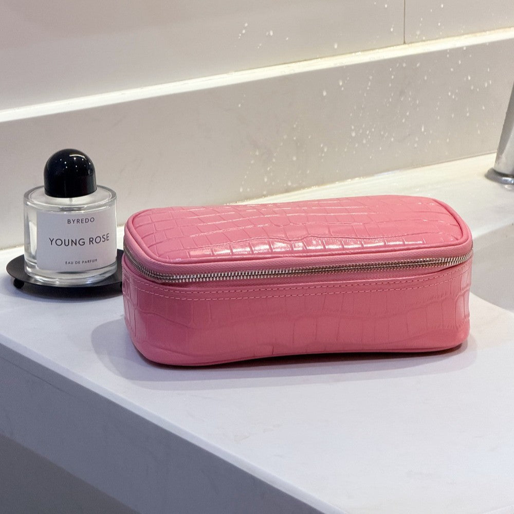 New Arrival Waterproof Croc-Effect Genuine Leather Makeup Bag for Women, A Large Capacity Portable Toiletry Organizer Pouch Perfect for Travel & Daily Use