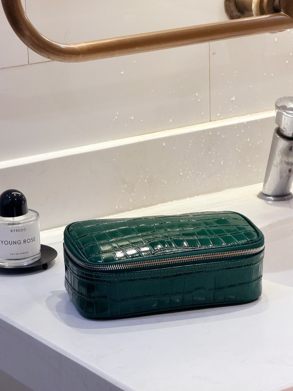 New Arrival Waterproof Croc-Effect Genuine Leather Makeup Bag for Women, A Large Capacity Portable Toiletry Organizer Pouch Perfect for Travel & Daily Use