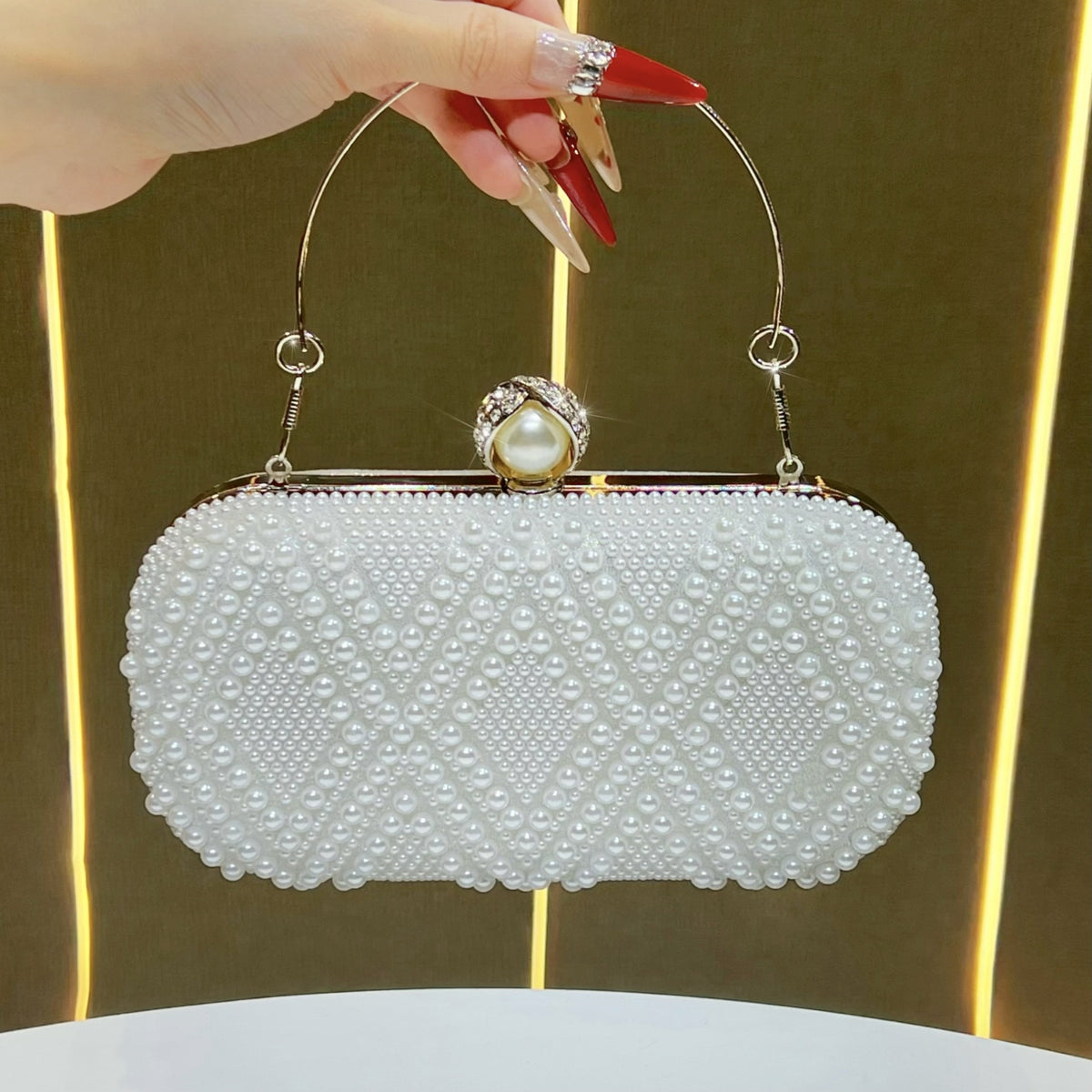 Elegant Pearl-Embellished Evening Clutch for Women, A Light Luxury Chain Crossbody Vintage Handbag with Top Handle, Inspired by Iconic Designer Style