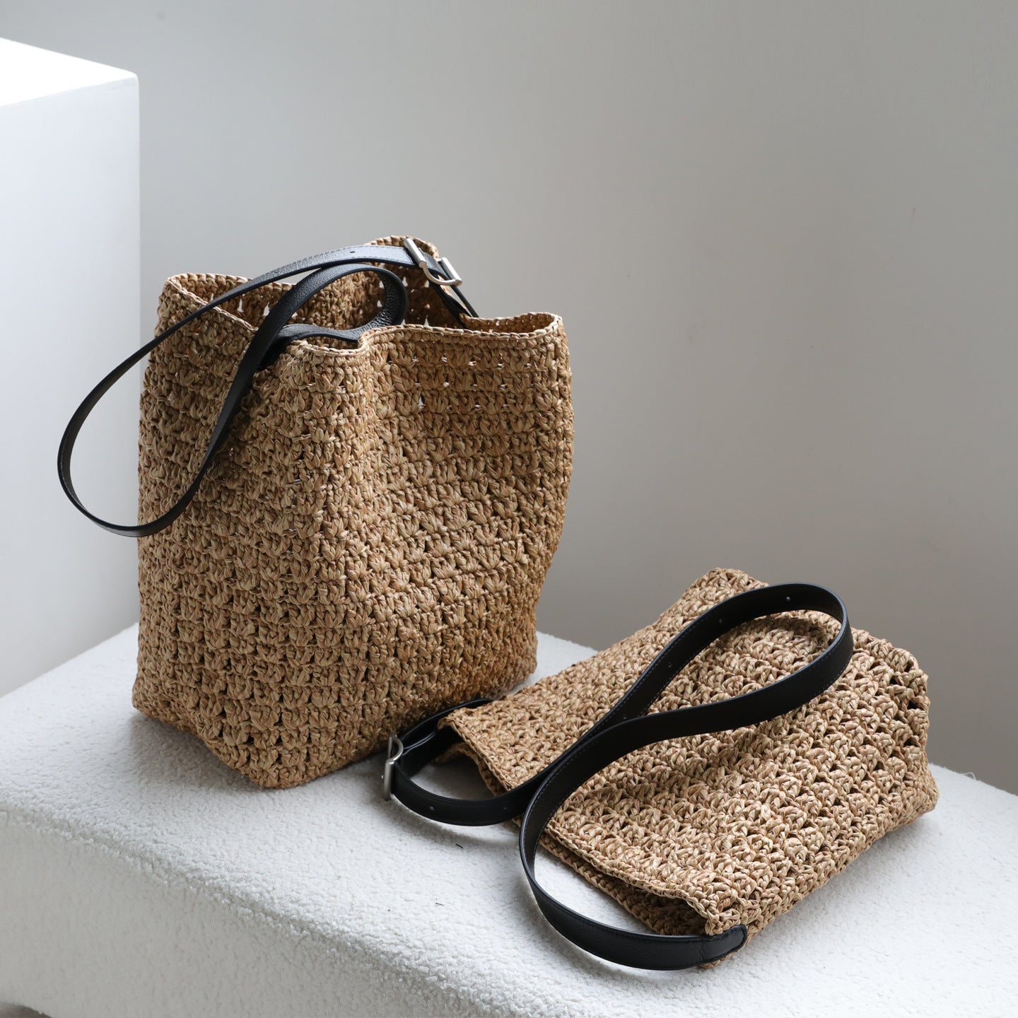 Straw and Cowhide Woven Bucket Bag for Women Large Capacity Shoulder Crossbody Handbag, Casual Versatile Purse with Natural Boho Texture