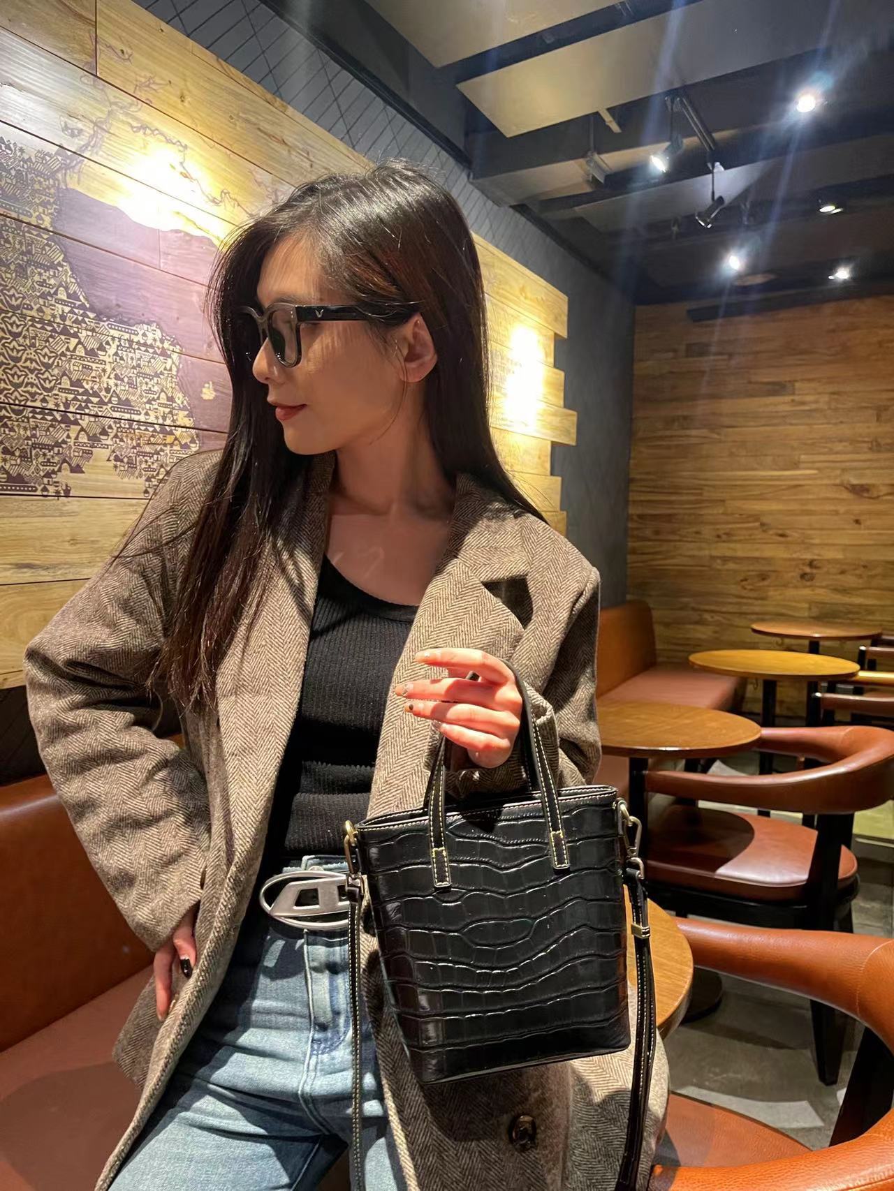 New Arrival Vegetable-Tanned Croc-Effect Leather Bucket Bag for Women, A Casual Top-Handle Crossbody Handbag with Plaid Design & Premium Genuine Leather 833