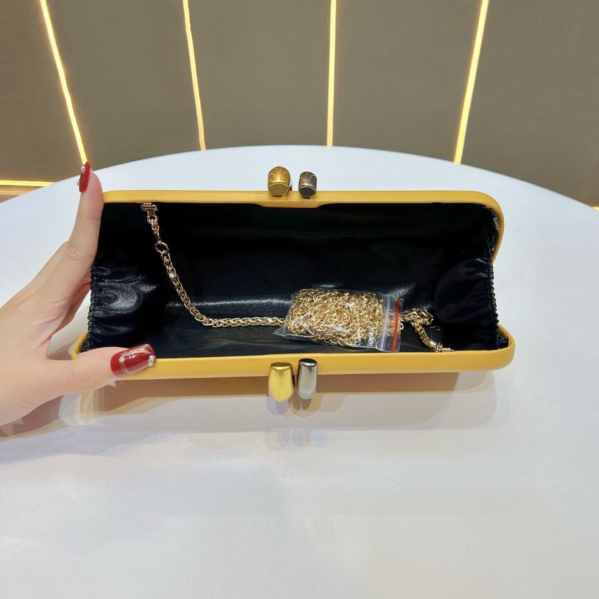 Chic Chain Evening Clutch for Women, A Versatile Top-Handle Crossbody Bag with Premium Elegant Design, Perfect for Formal Gowns Weddings & Special Occasions