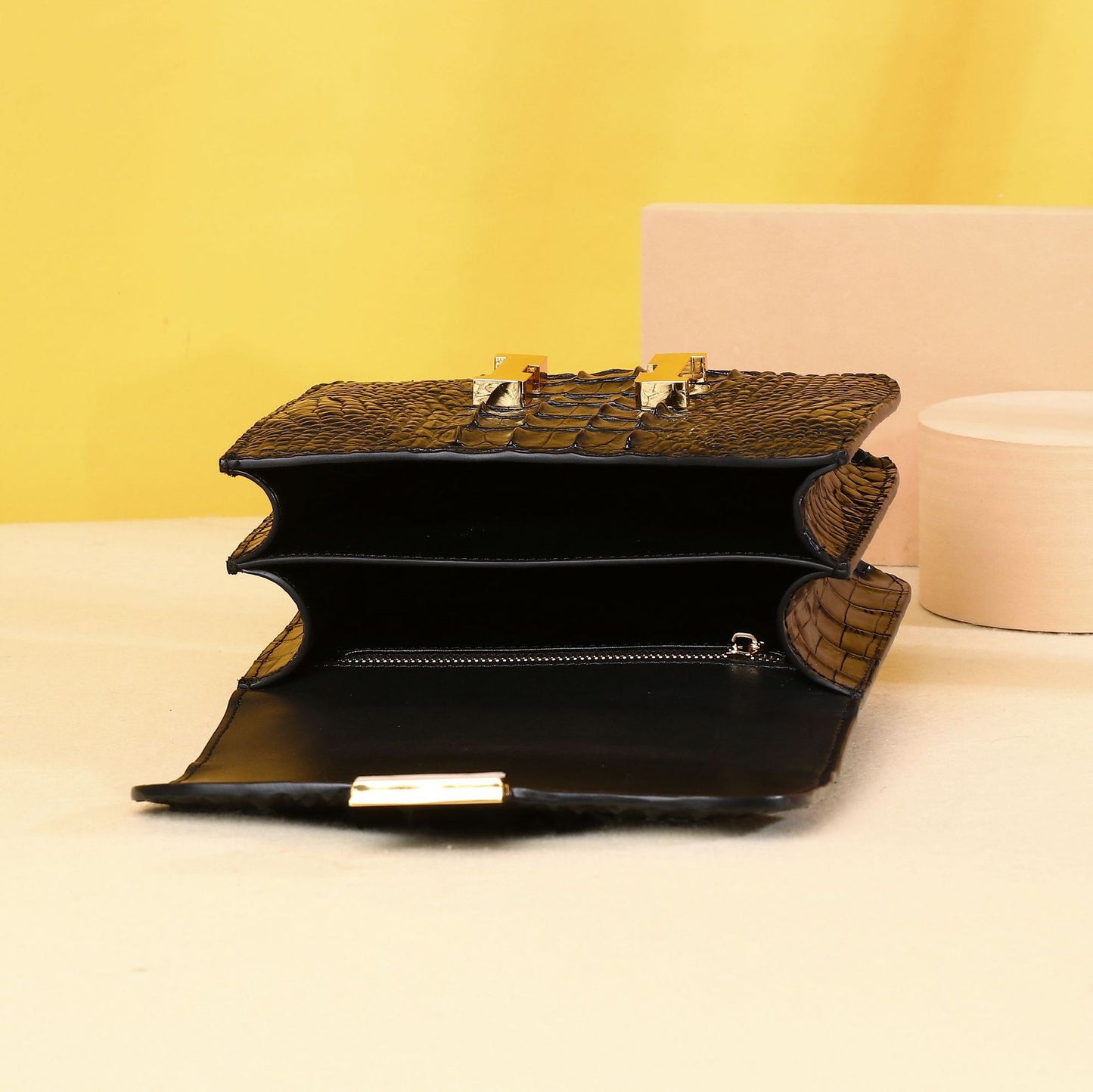 New Arrival Croc-Effect Small Square Bag for Women, A Chain Crossbody Shoulder Handbag with Trendy Croc-Pattern Design