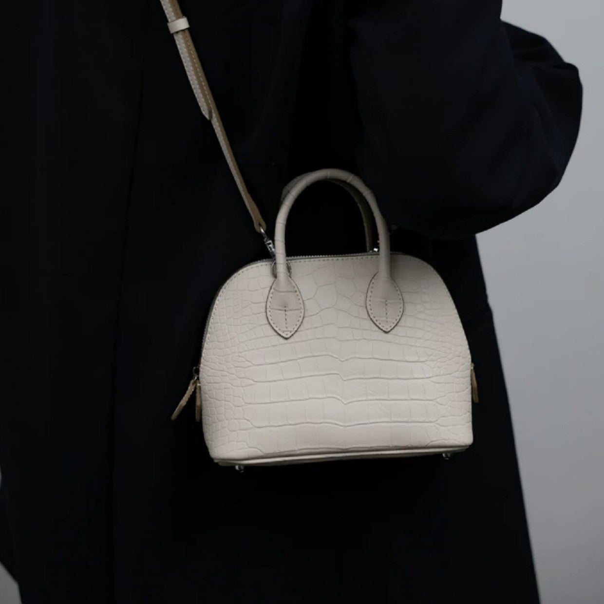 New Arrival Croc-Effect Genuine Leather Bowling Shell Bag for Women, A Mini Top-Handle Crossbody Commuter Handbag with Trendy Versatile Design