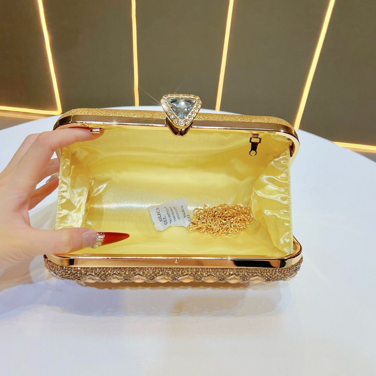 Dazzling Rhinestone-Embellished Evening Clutch for Women, A Sparkly Crossbody Bag with Elegant Design, Perfect for Formal Dresses Parties Weddings & Banquets
