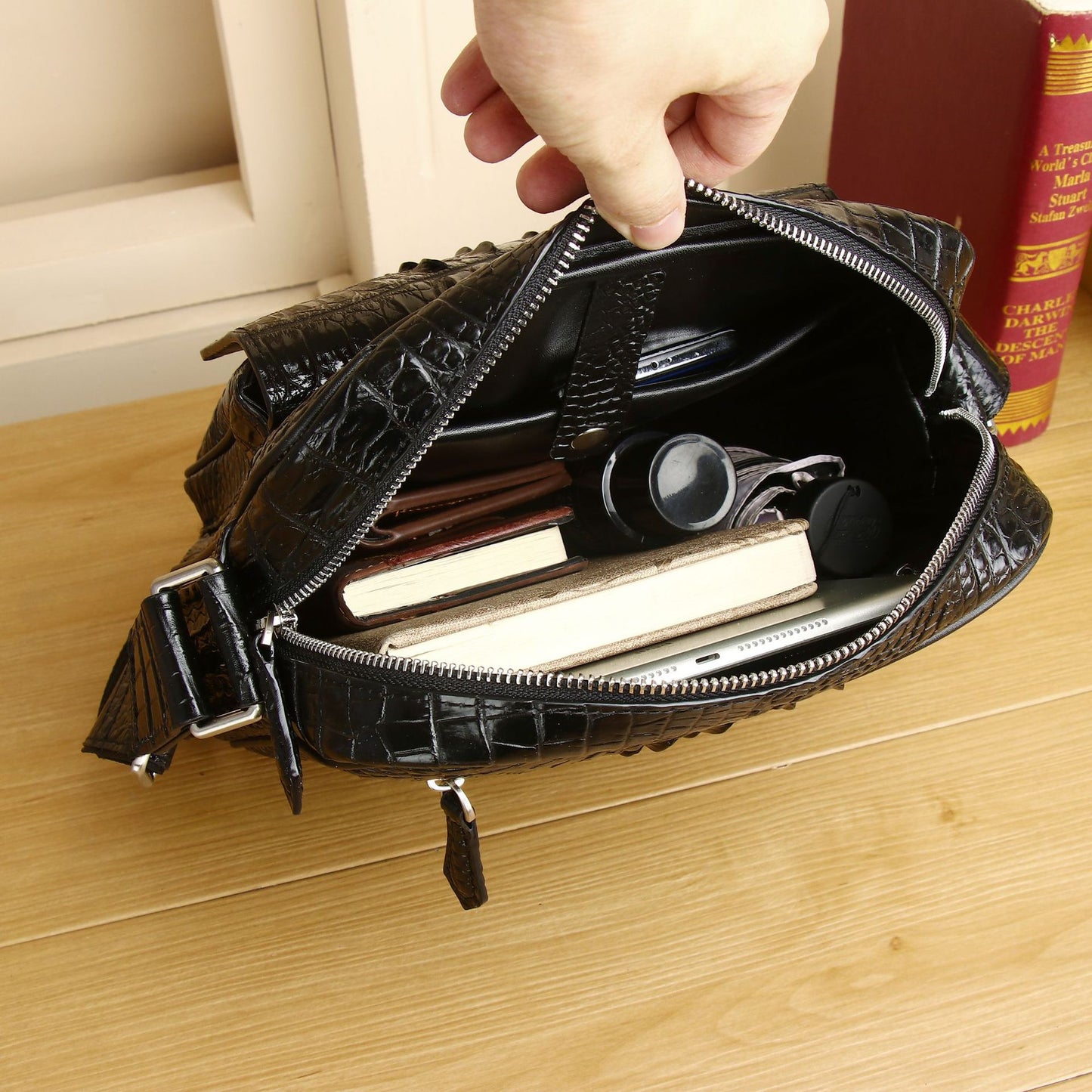 New Arrival Croc-Effect Business Shoulder Bag for Men, A Fashionable Small Crossbody Backpack with High-End Casual Design