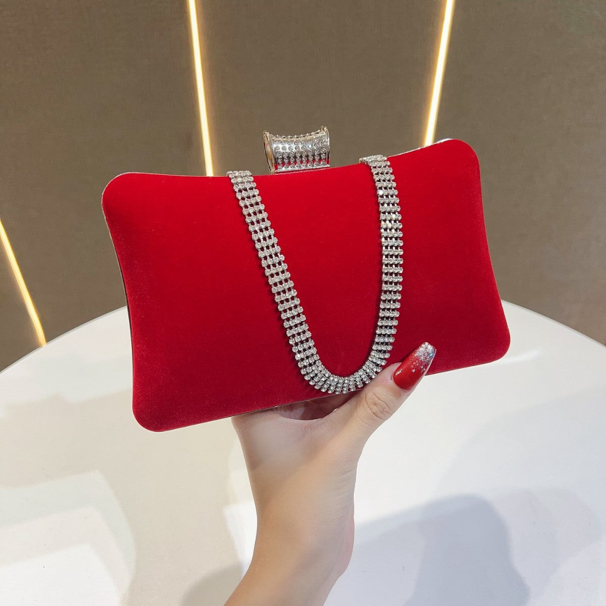 Elegant Velvet Chanel-Style Evening Clutch for Women, A Fashionable Formal Dress Shoulder Handbag with Luxurious Texture, Perfect for Banquets & Parties