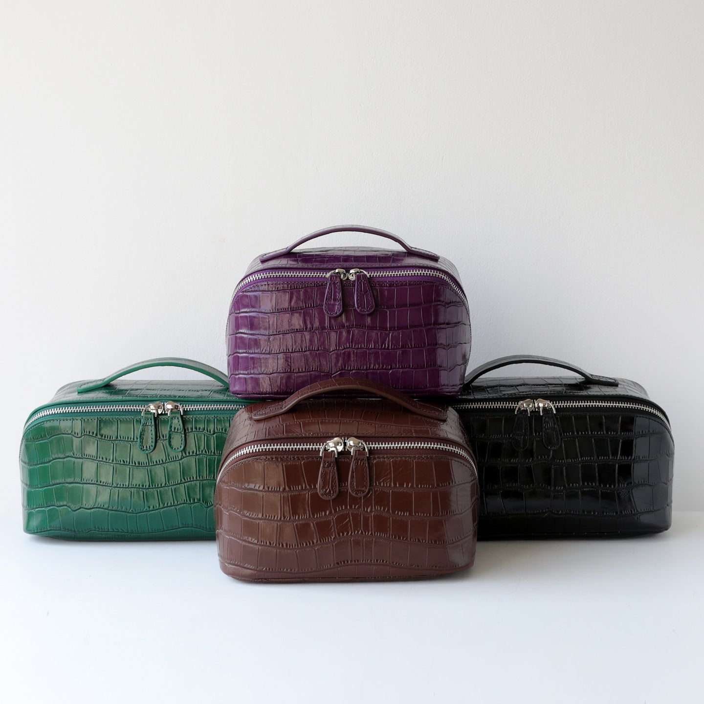 New Arrival Genuine Leather Croc-Effect Toiletry Bag for Travel, A Large Capacity Cosmetics Organizer Pouch with Premium Top-Layer Cowhide & Stylish Design