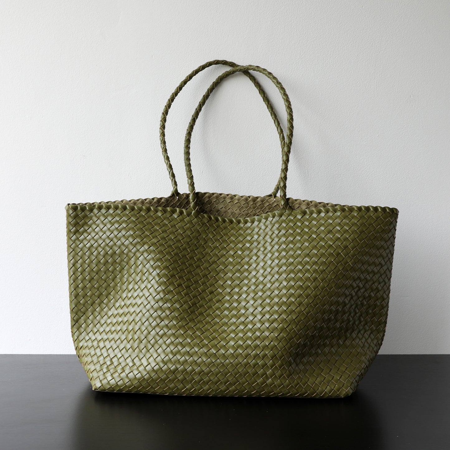 Vegetable-Tanned Leather Handwoven Tote Bag for Women Light Luxury Large Capacity Commuter Shoulder Purse with Artisan Craftsmanship