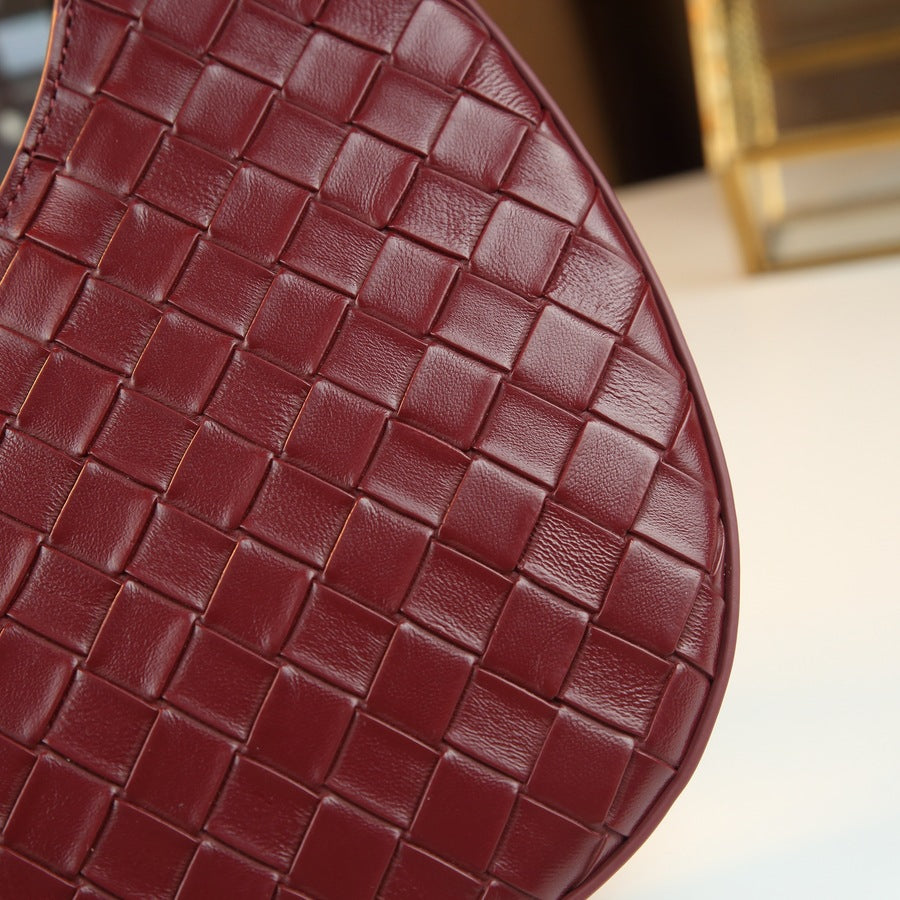 New Arrival Korean Style Woven Underarm Bag for Women, A Unique Crescent Shoulder Handbag with Versatile Fashionable Design
