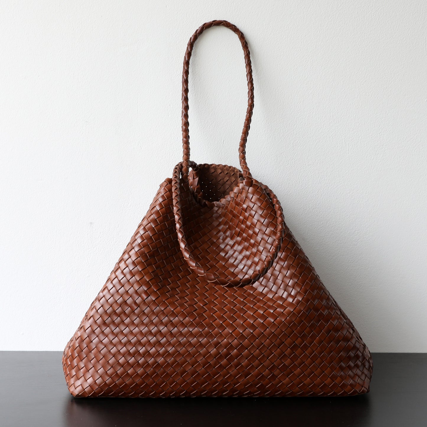 Vegetable-Tanned Leather Handwoven Tote Bag for Women Light Luxury Large Capacity Commuter Shoulder Purse with Artisan Craftsmanship