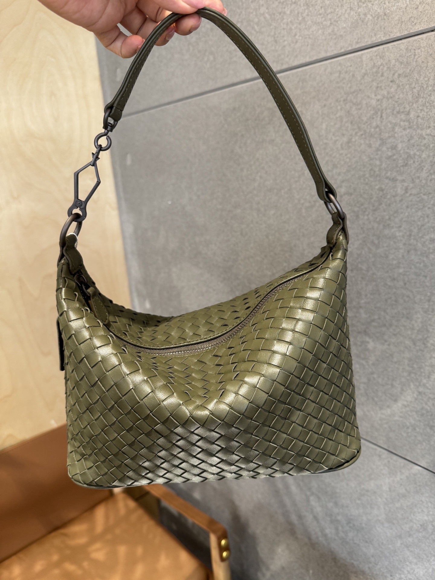 Genuine Sheepskin Leather Woven Dog Walking Bag for Women, Large Capacity Hobo Pillow Shoulder Underarm Purse, Fashionable Casual Handbag for Ladies