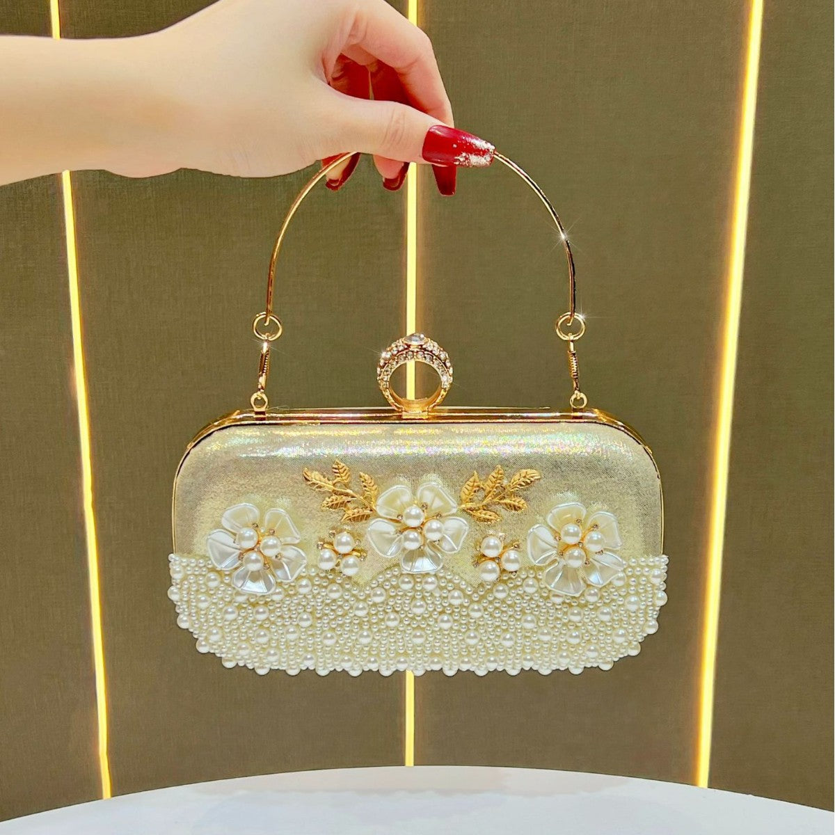 Elegant Pearl Flower Evening Clutch for Women, A Charming Small Top-Handle Crossbody Bag with Exquisite Floral Pearl Embellishment, Perfect for Formal Gowns Banquets Weddings & Special Occasions