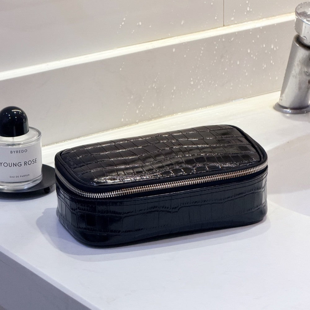 New Arrival Waterproof Croc-Effect Genuine Leather Makeup Bag for Women, A Large Capacity Portable Toiletry Organizer Pouch Perfect for Travel & Daily Use