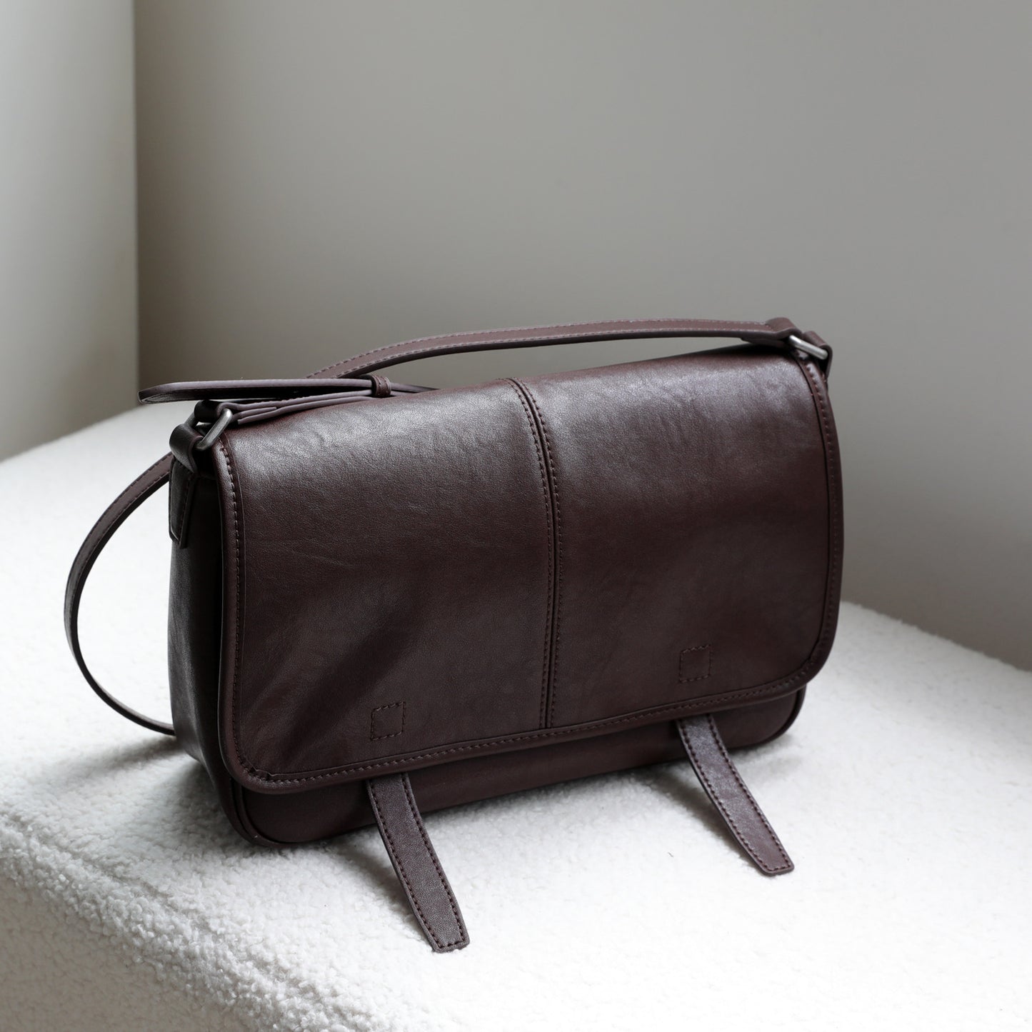 Vegetable-Tanned Leather Messenger Bag for Men and Women Vintage Casual Commuter Shoulder Crossbody Handbag, Versatile Genuine Leather Purse