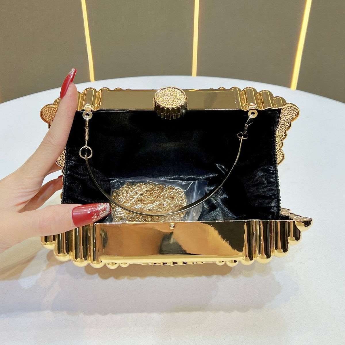 Elegant Vintage Rhinestone-Embellished Evening Clutch for Women, A Light Luxury Crystal Top-Handle Bag with Versatile Chain Crossbody Strap, Perfect for Banquets Weddings & Formal Events