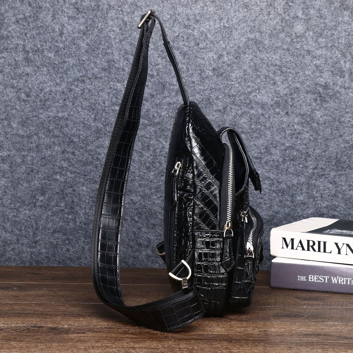 New Arrival Croc-Effect Men's Chest Bag with Claw Design, A Large Capacity Genuine Leather Crossbody Bag with Fashionable Outdoor Style
