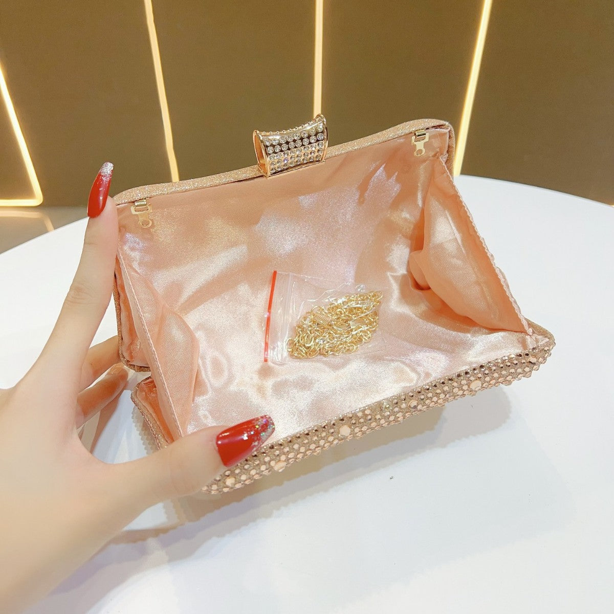 Dazzling Full Rhinestone Evening Clutch for Women, A Luxury Chain Banquet Bag with Glamorous Premium Design, Perfect for Formal Events & Special Occasions