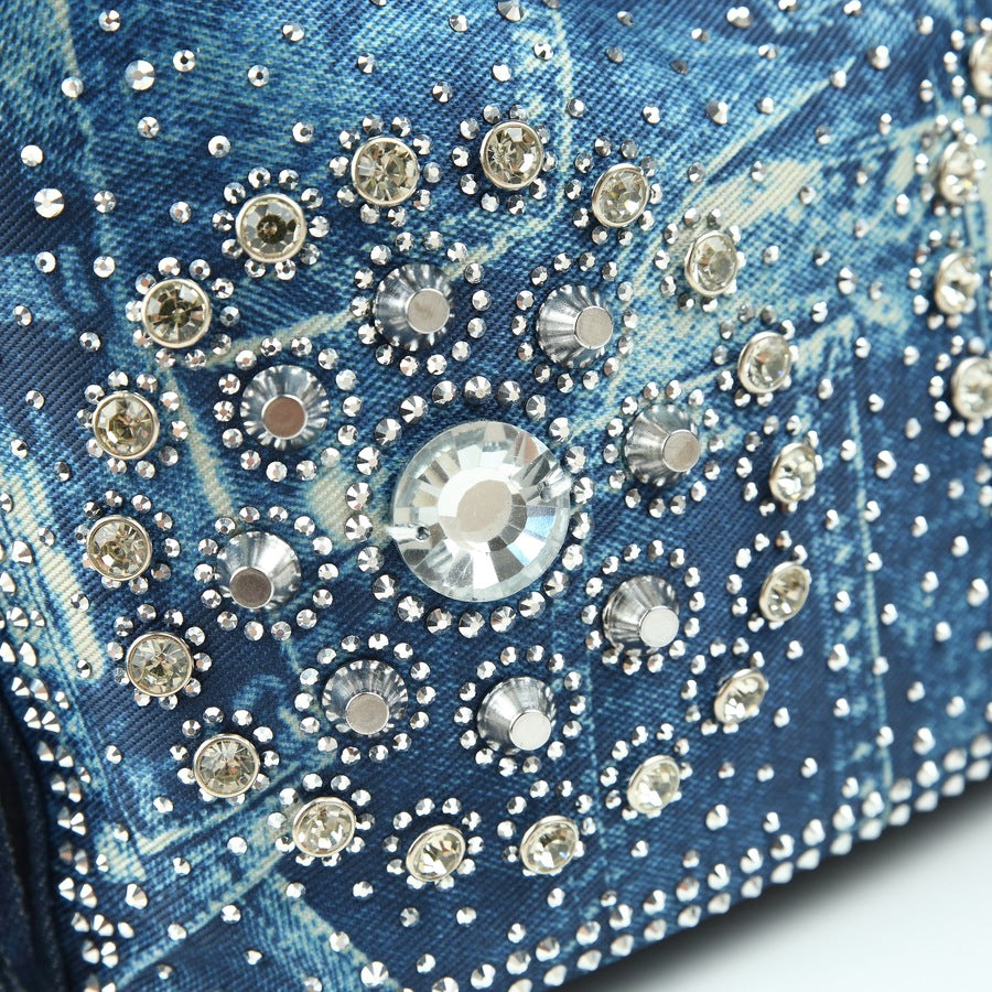Amazon 五点描述 (Five Bullet Points) Dazzling Rhinestone Embellishments – Featuring sparkling rhinestone accents that add a touch of glamour and sophistication to the rugged denim fabric. The crystals catch the light beautifully, creating an eye-catchin