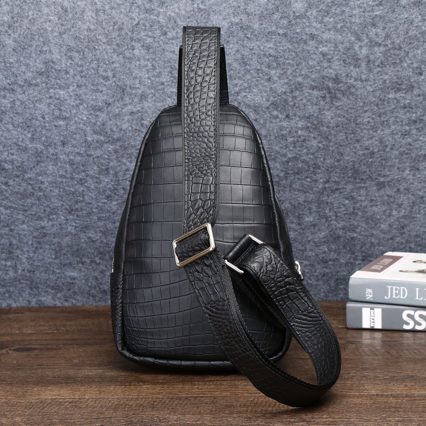 New Arrival Matte Croc-Effect Chest Bag for Men, A Stylish Outdoor Crossbody Front Pack with Classic Trendy Design
