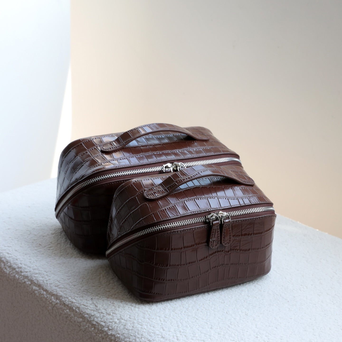 New Arrival Genuine Leather Croc-Effect Toiletry Bag for Travel, A Large Capacity Cosmetics Organizer Pouch with Premium Top-Layer Cowhide & Stylish Design
