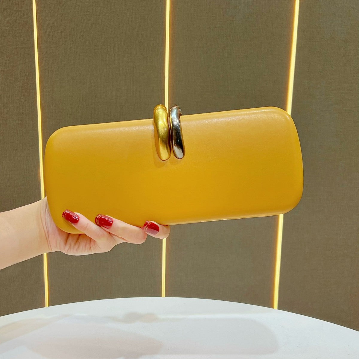 Chic Chain Evening Clutch for Women, A Versatile Top-Handle Crossbody Bag with Premium Elegant Design, Perfect for Formal Gowns Weddings & Special Occasions