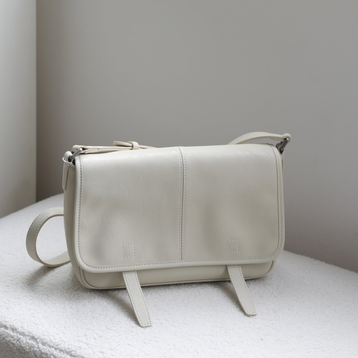 Vegetable-Tanned Leather Messenger Bag for Men and Women Vintage Casual Commuter Shoulder Crossbody Handbag, Versatile Genuine Leather Purse