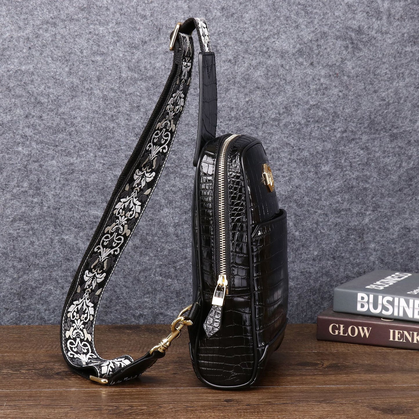 New Arrival Croc-Effect Chest Bag for Men, A Fashionable Crossbody Front Pack with Outdoor Casual Design