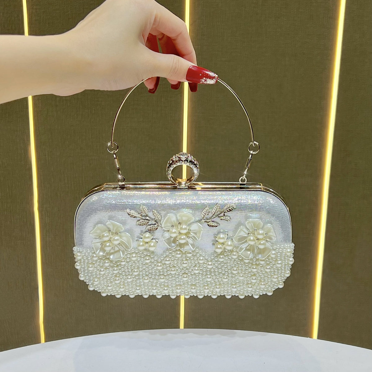 Elegant Pearl Flower Evening Clutch for Women, A Charming Small Top-Handle Crossbody Bag with Exquisite Floral Pearl Embellishment, Perfect for Formal Gowns Banquets Weddings & Special Occasions