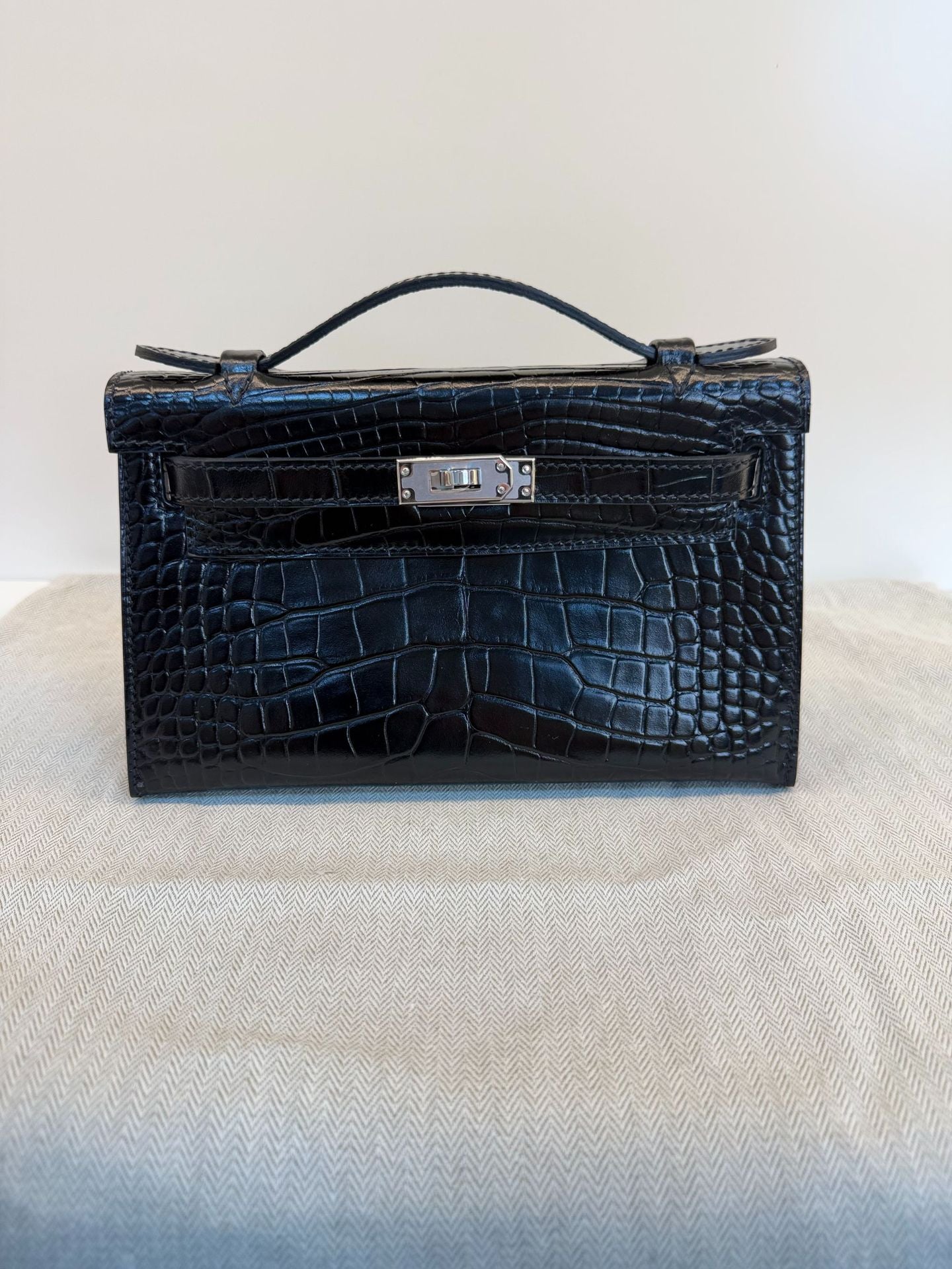 Premium 22cm Croc-Effect Kelly-Inspired Top-Handle Bag for Women, Hand-Stitched Waxed Thread Detailing with Steel Hardware, Light Luxury Genuine Top-Layer Cowhide Leather Handbag