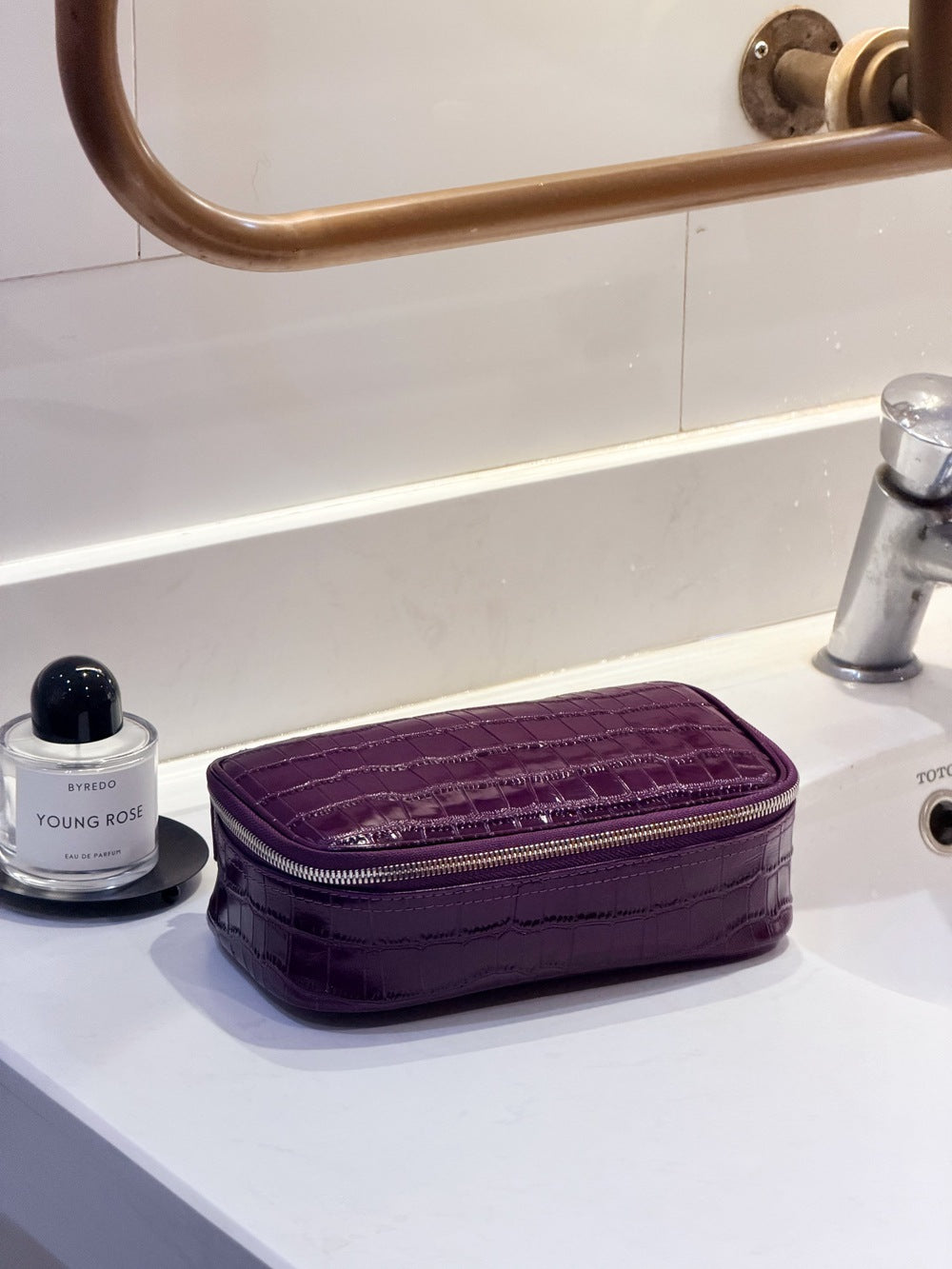 New Arrival Waterproof Croc-Effect Genuine Leather Makeup Bag for Women, A Large Capacity Portable Toiletry Organizer Pouch Perfect for Travel & Daily Use