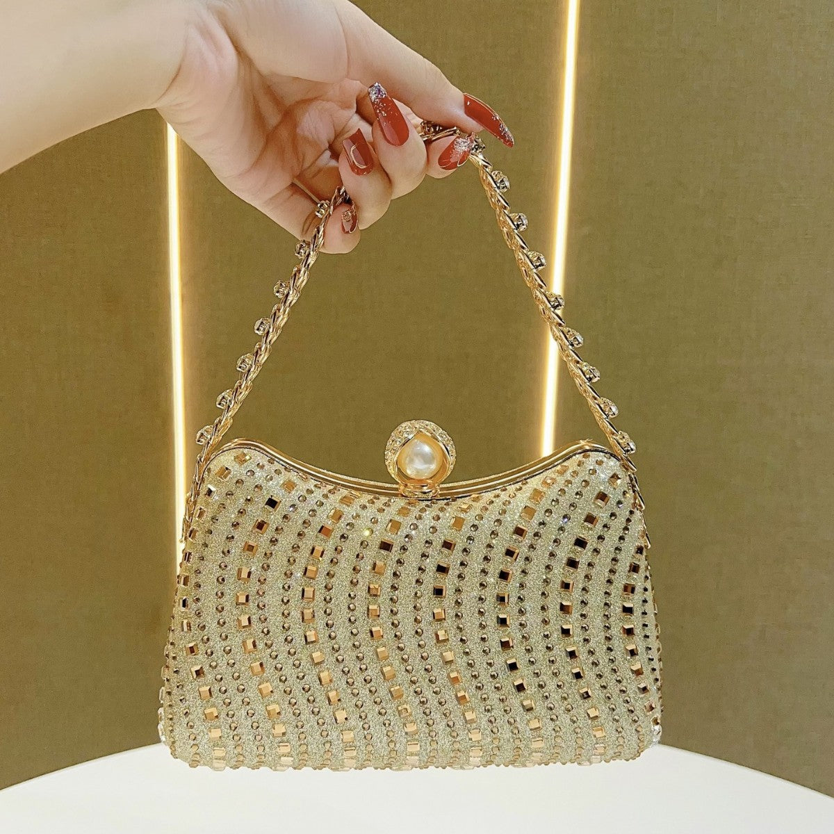 Elegant Rhinestone-Embellished Vintage Evening Bag for Women, A Premium Crystal Top-Handle Chain Crossbody Handbag with Sophisticated Design, Perfect for Banquets Weddings & Special Occasions