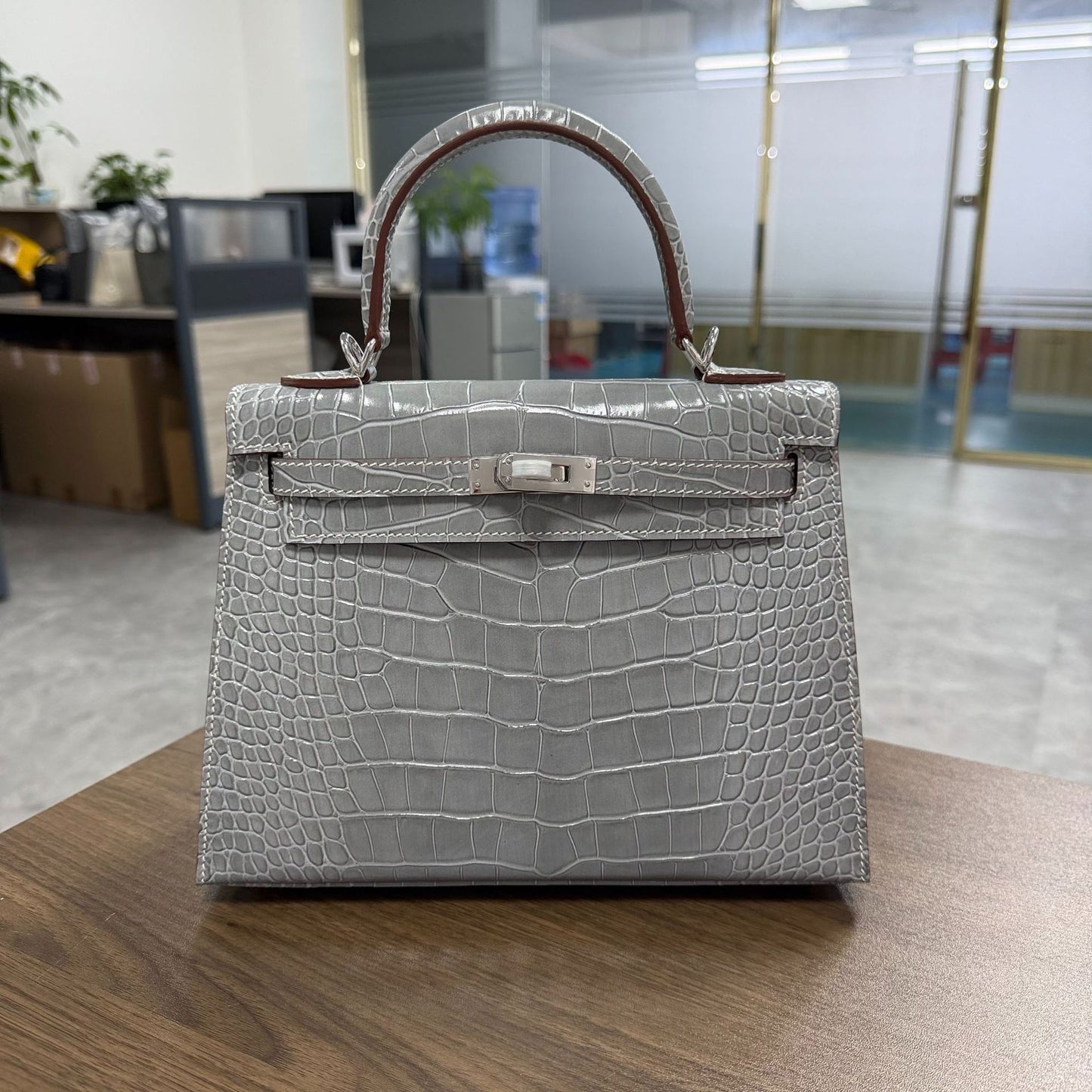 Premium 25cm Kelly-Inspired Fully Hand-Stitched Croc-Effect Leather Bag for Women, External Stitching Top-Layer Cowhide with Stainless Steel Hardware, Versatile Top-Handle Crossbody Handbag