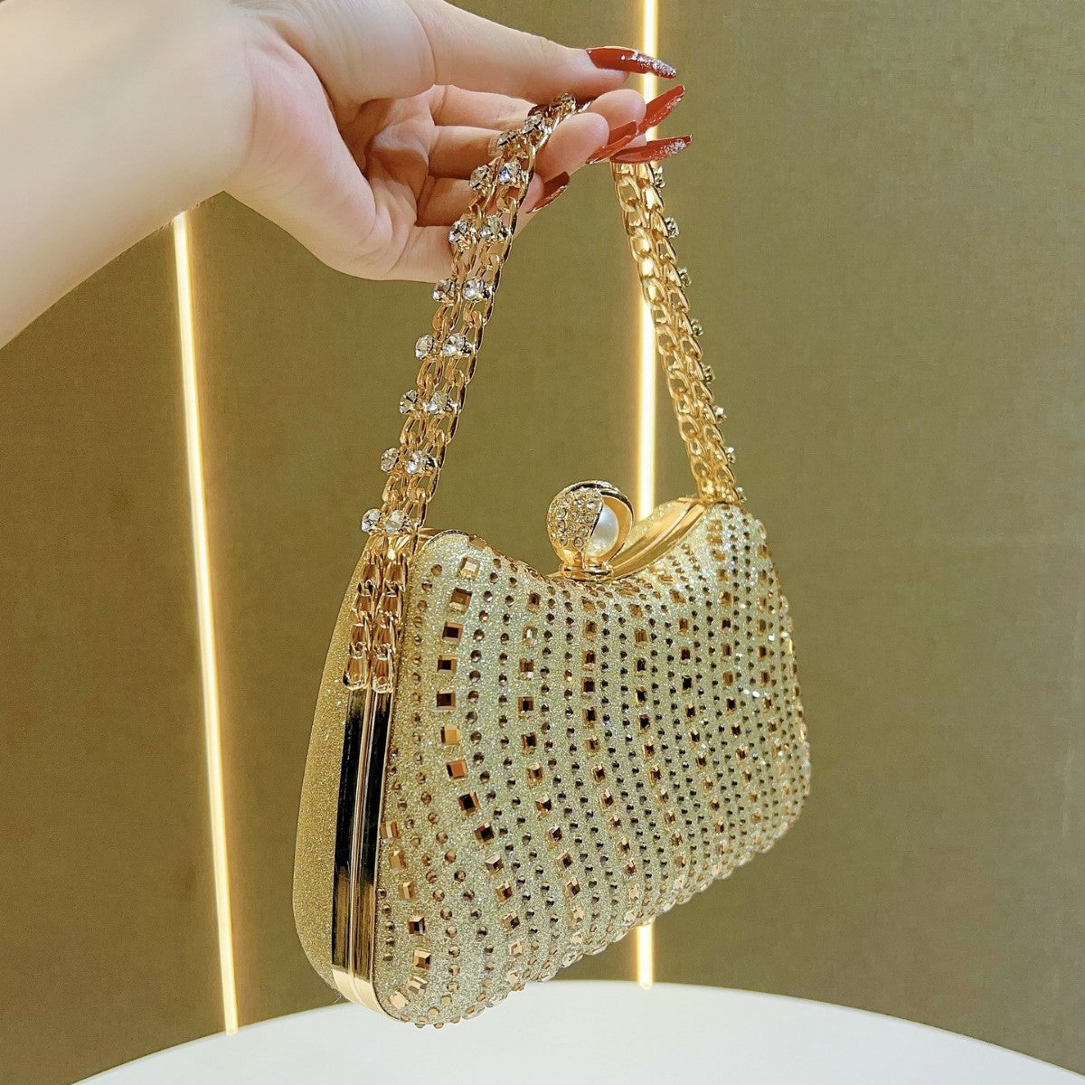 Elegant Rhinestone-Embellished Vintage Evening Bag for Women, A Premium Crystal Top-Handle Chain Crossbody Handbag with Sophisticated Design, Perfect for Banquets Weddings & Special Occasions