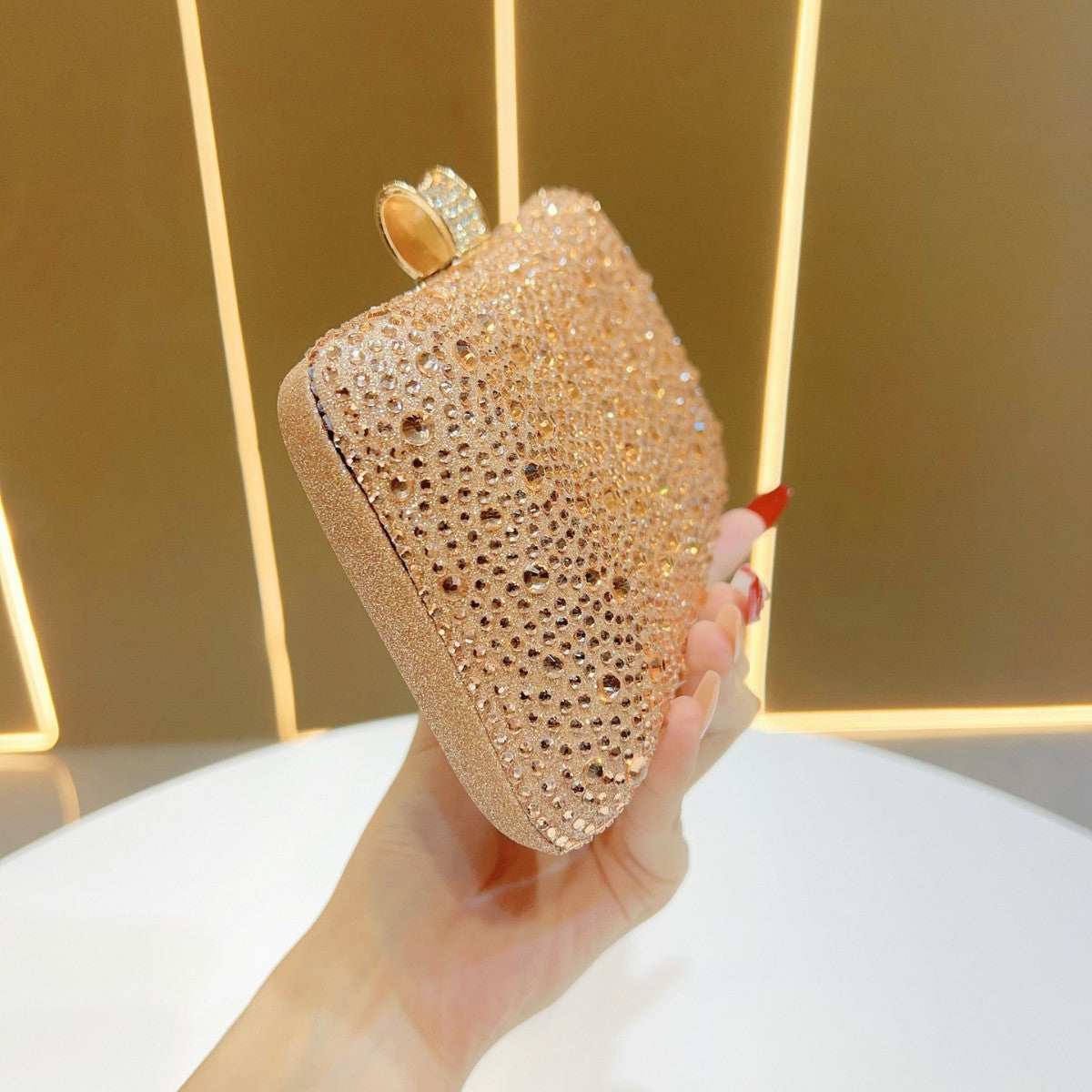 Dazzling Full Rhinestone Evening Clutch for Women, A Luxury Chain Banquet Bag with Glamorous Premium Design, Perfect for Formal Events & Special Occasions
