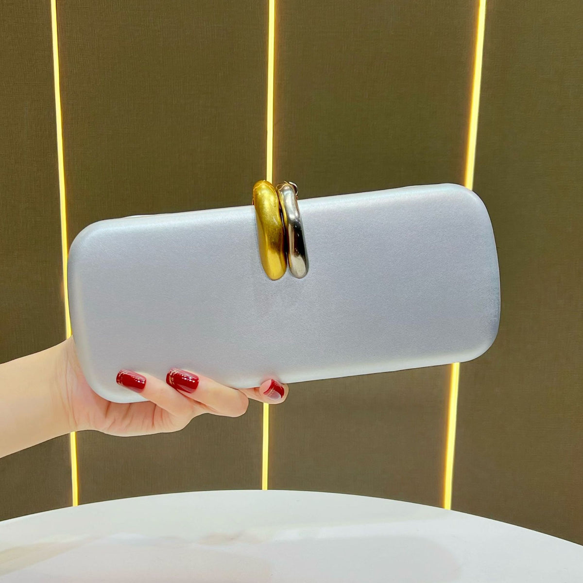 Chic Chain Evening Clutch for Women, A Versatile Top-Handle Crossbody Bag with Premium Elegant Design, Perfect for Formal Gowns Weddings & Special Occasions