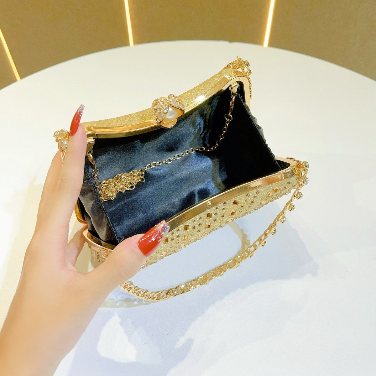 Elegant Rhinestone-Embellished Vintage Evening Bag for Women, A Premium Crystal Top-Handle Chain Crossbody Handbag with Sophisticated Design, Perfect for Banquets Weddings & Special Occasions