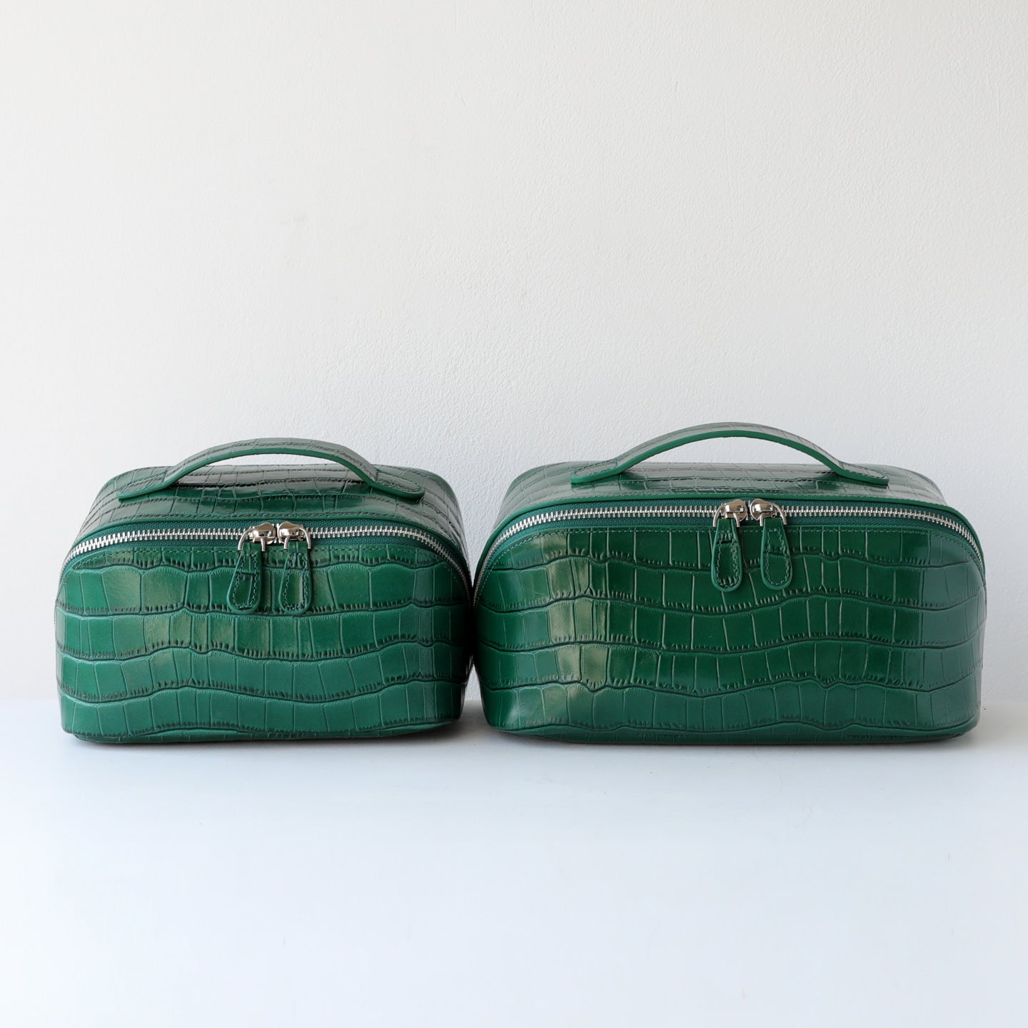 New Arrival Genuine Leather Croc-Effect Toiletry Bag for Travel, A Large Capacity Cosmetics Organizer Pouch with Premium Top-Layer Cowhide & Stylish Design