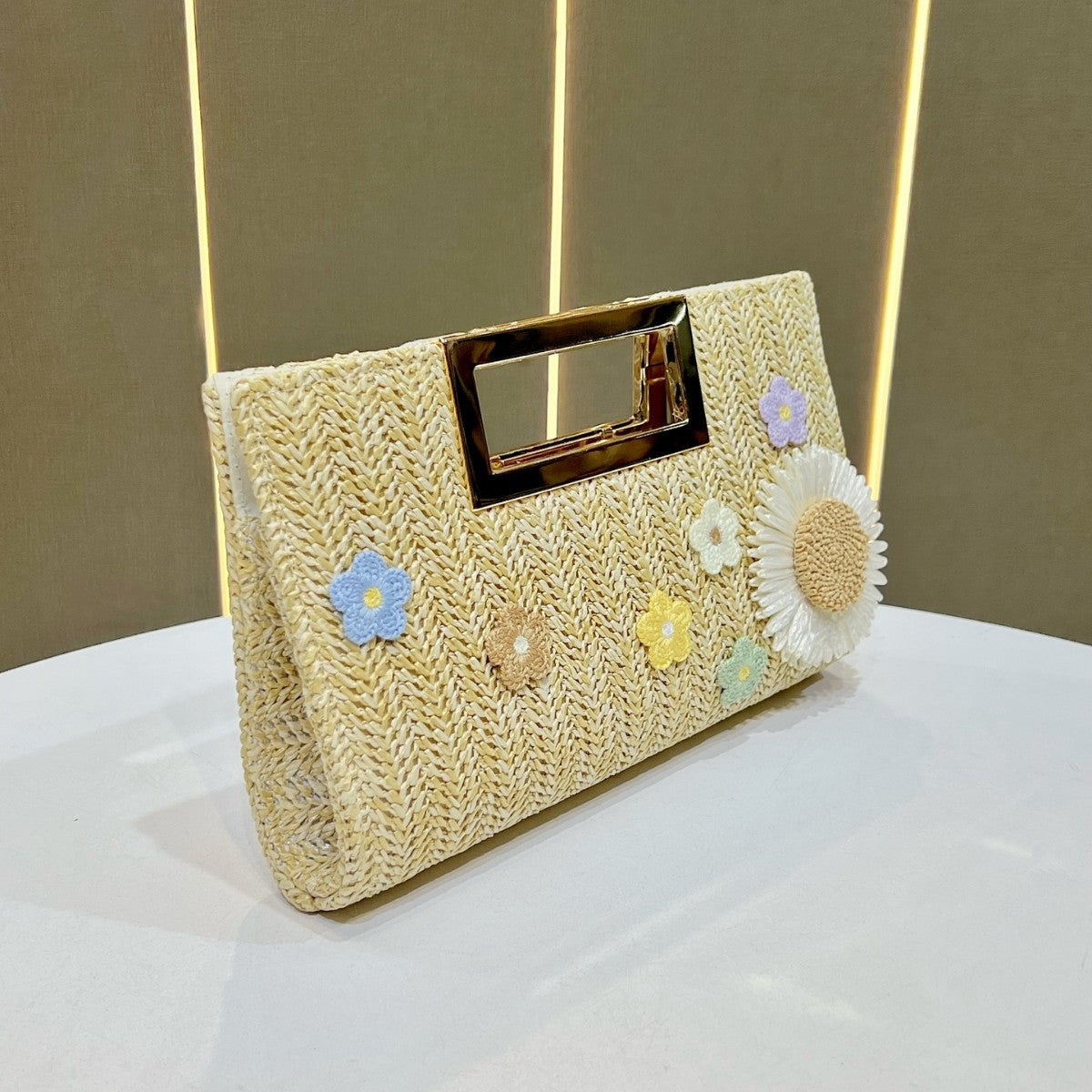 Chic Woven Straw Clutch for Women, A Stylish Chain Crossbody Shoulder Handbag with Top Handle & Eye-Catching Design, Perfect for Summer Beach Vacations & Everyday Style