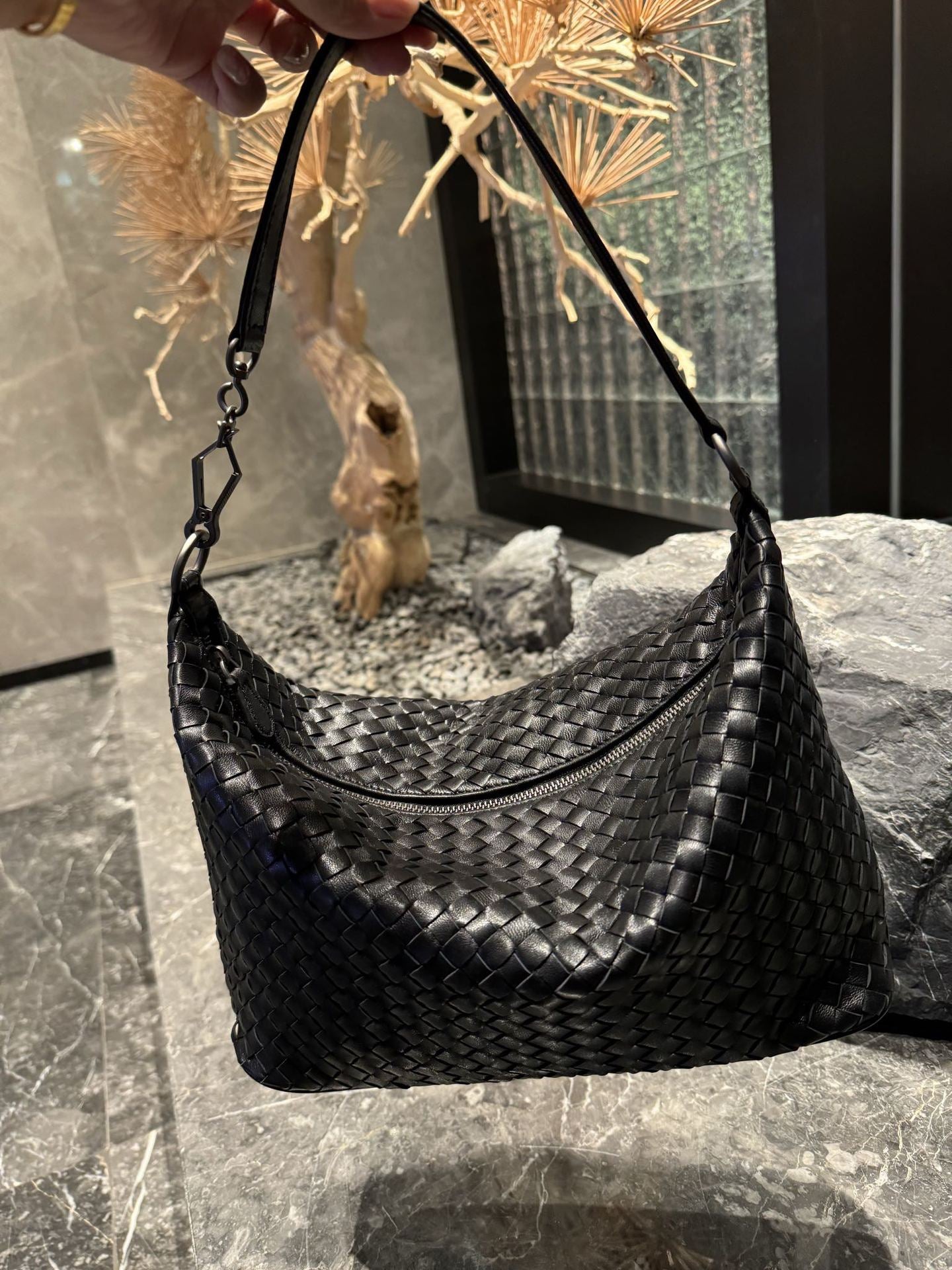 Genuine Sheepskin Leather Woven Dog Walking Bag for Women, Large Capacity Hobo Pillow Shoulder Underarm Purse, Fashionable Casual Handbag for Ladies
