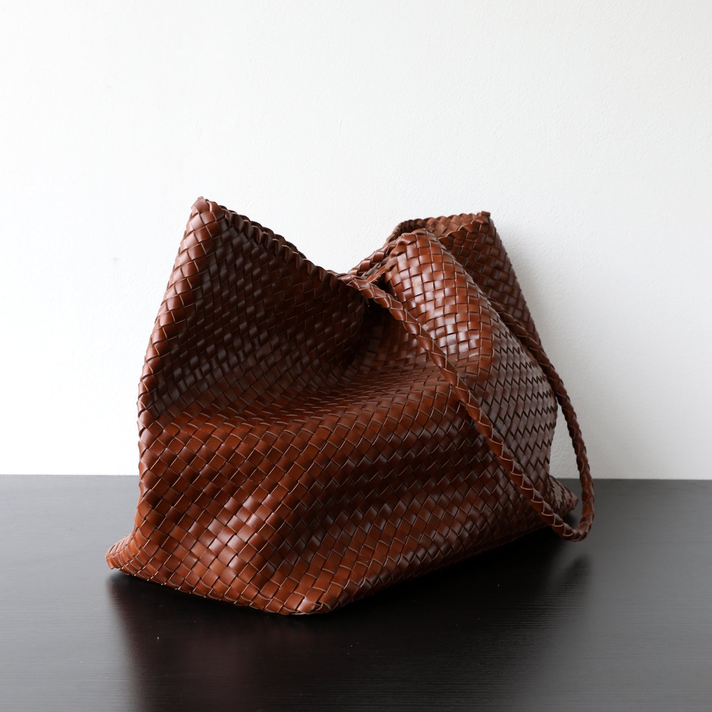 Vegetable-Tanned Leather Handwoven Tote Bag for Women Light Luxury Large Capacity Commuter Shoulder Purse with Artisan Craftsmanship