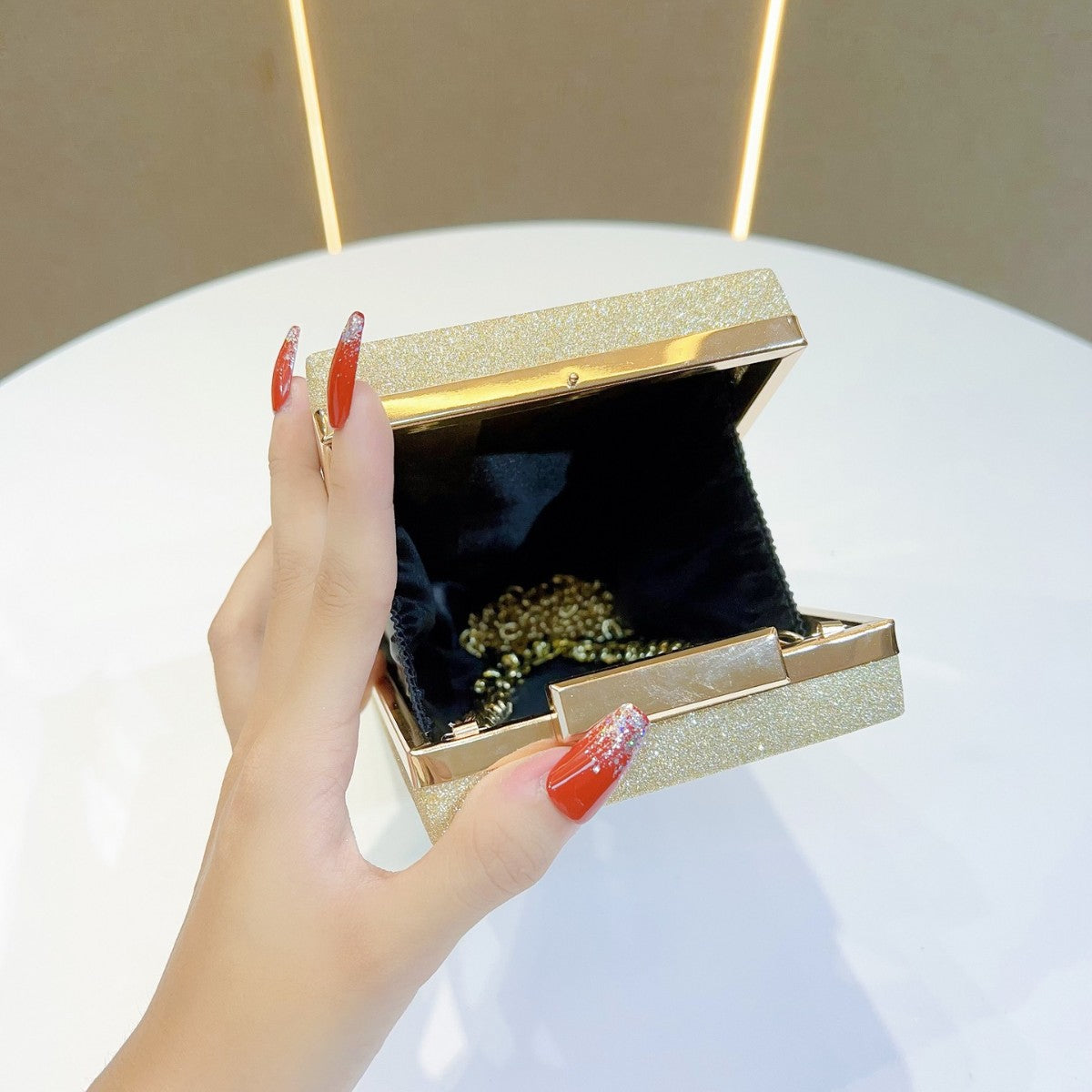 Chic Chain Top-Handle Evening Bag for Women, A Turn-Lock Banquet Purse Perfect for Formal Dresses with Convenient Phone Compartment