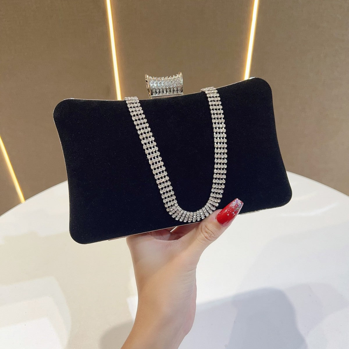 Elegant Velvet Chanel-Style Evening Clutch for Women, A Fashionable Formal Dress Shoulder Handbag with Luxurious Texture, Perfect for Banquets & Parties