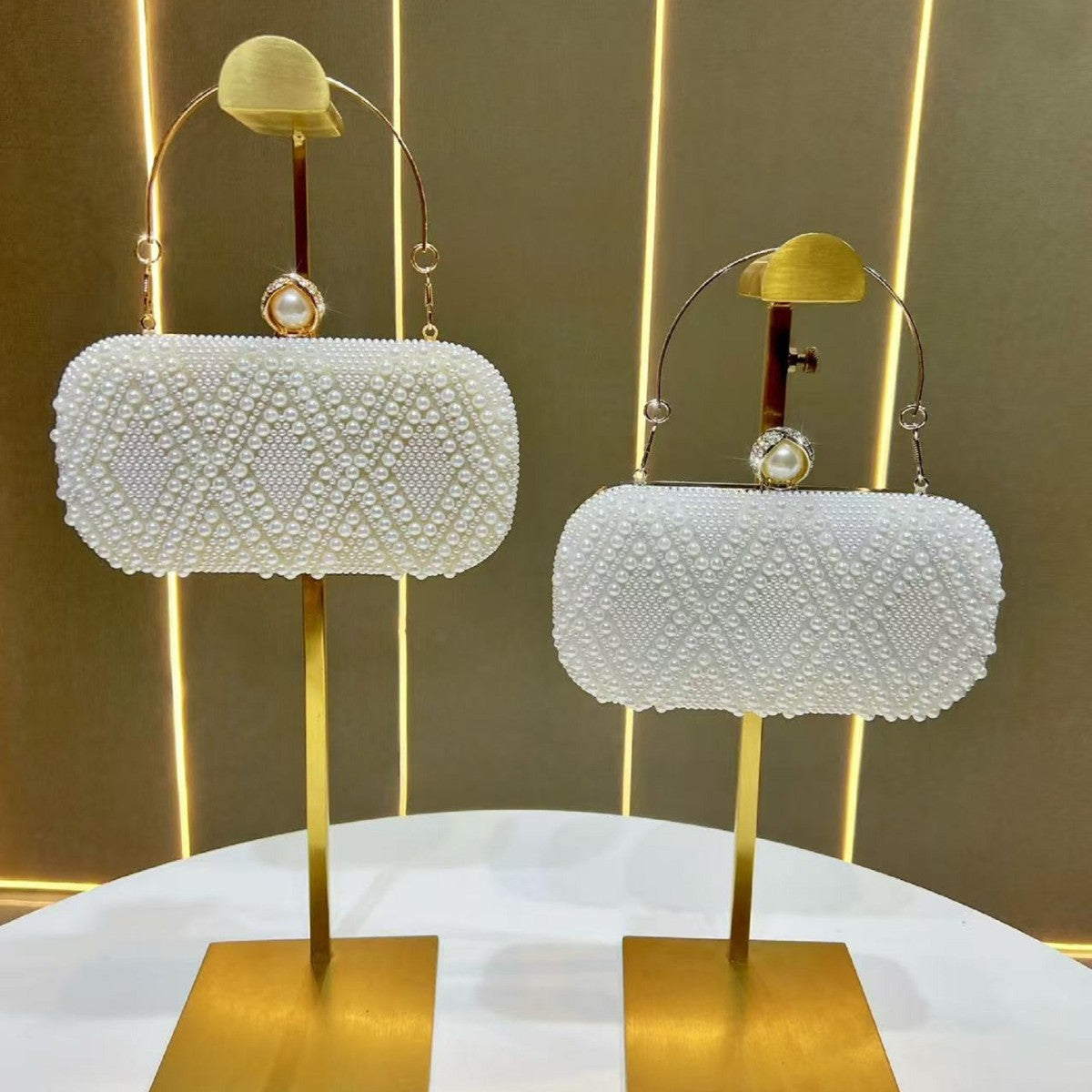 Elegant Pearl-Embellished Evening Clutch for Women, A Light Luxury Chain Crossbody Vintage Handbag with Top Handle, Inspired by Iconic Designer Style