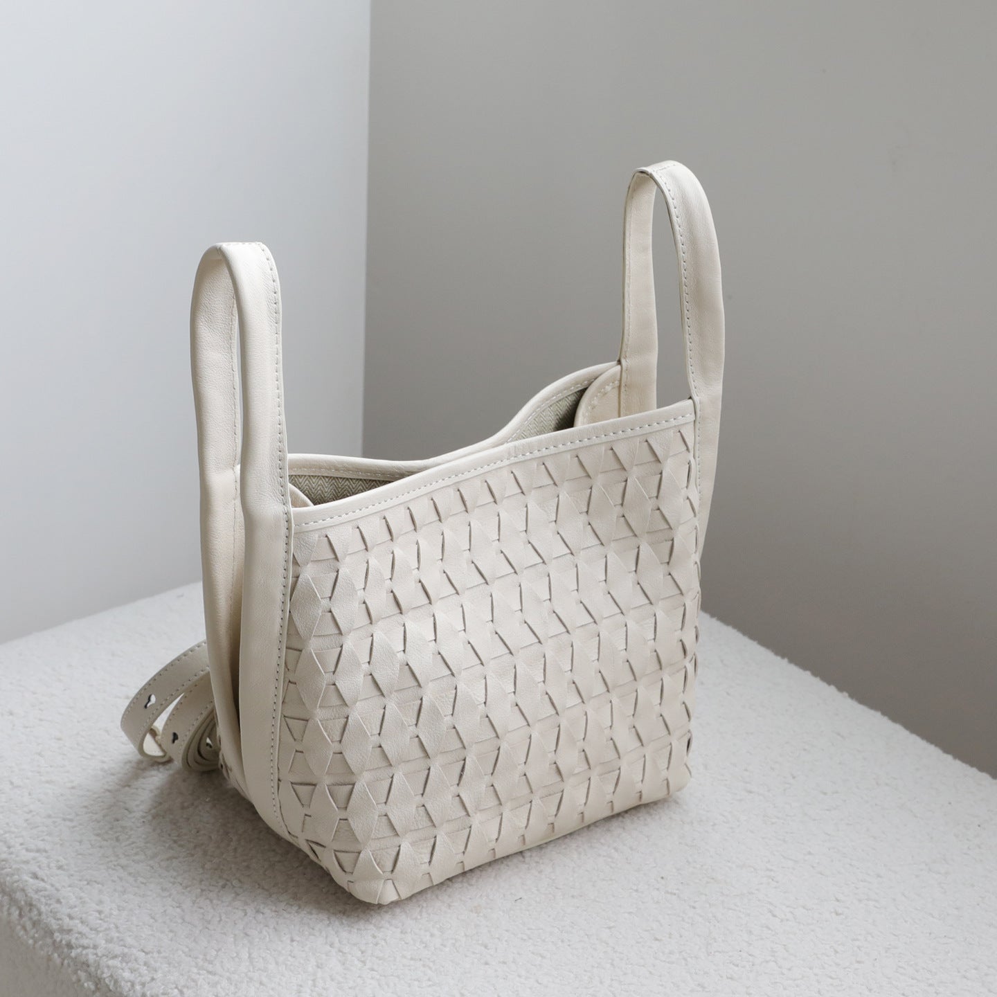 Vegetable-Tanned Cowhide Quilted Woven Bucket Bag for Women Korean Commuter Shoulder Crossbody Handbag, Premium Genuine Leather Purse with Artisan Texture